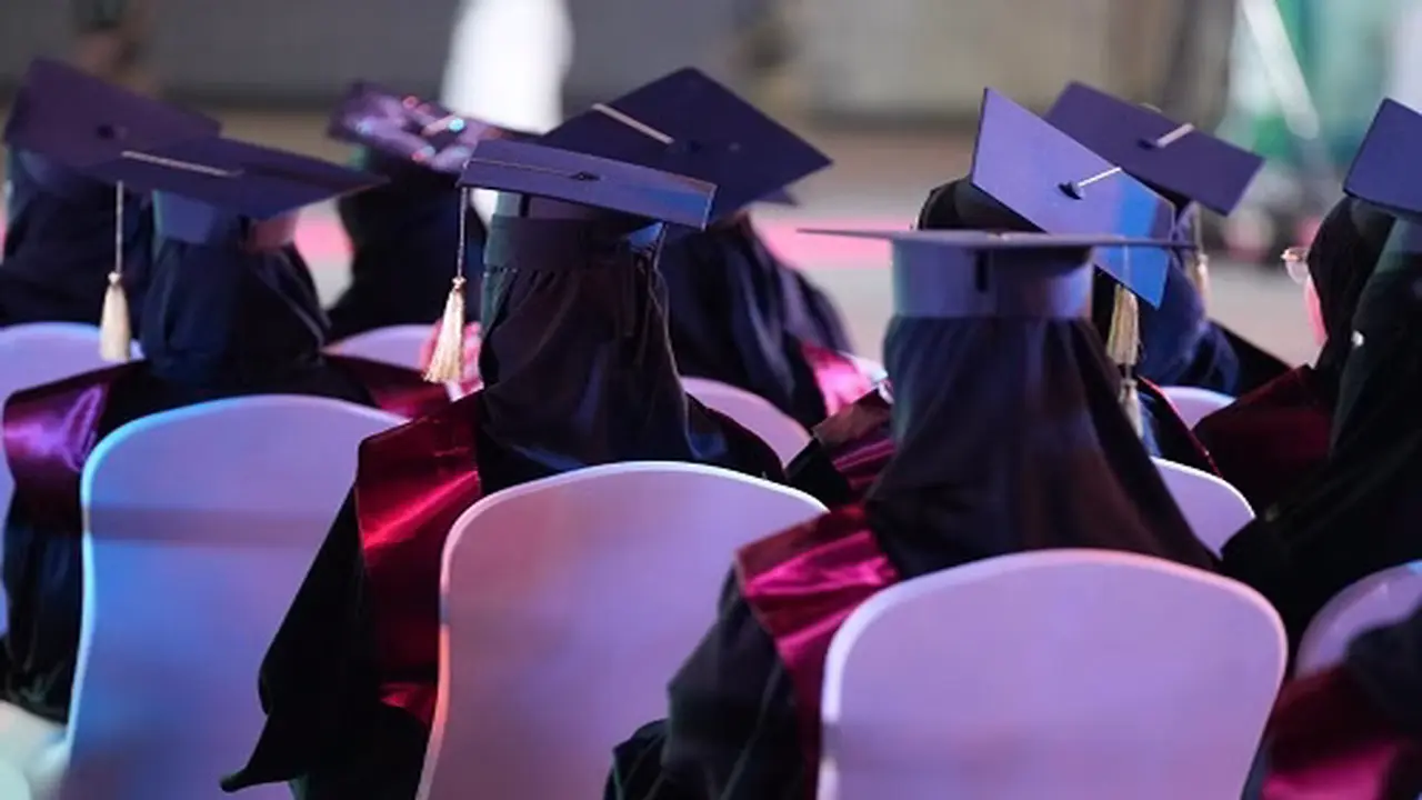 خديجة درويش.. طفلة تتفوق بمواهبها في عالم البترول